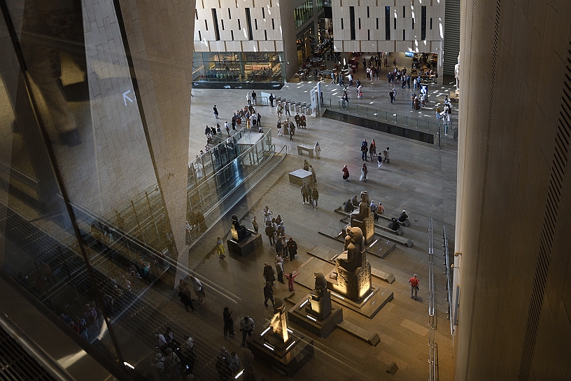 93 MAK_7132.jpg - Un ultimo sguardo dall'alto all’atrio del Grande Museo Egizio.